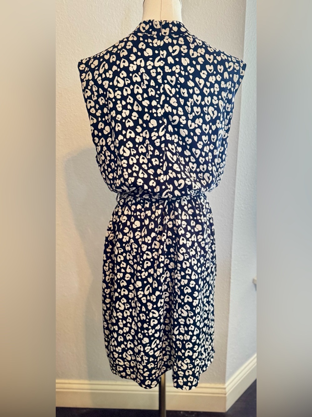 ELIZABETH CROSBY Sleeveless Navy Blue Floral Wrap-Style Dress w Self Tie - Picture 5 of 16